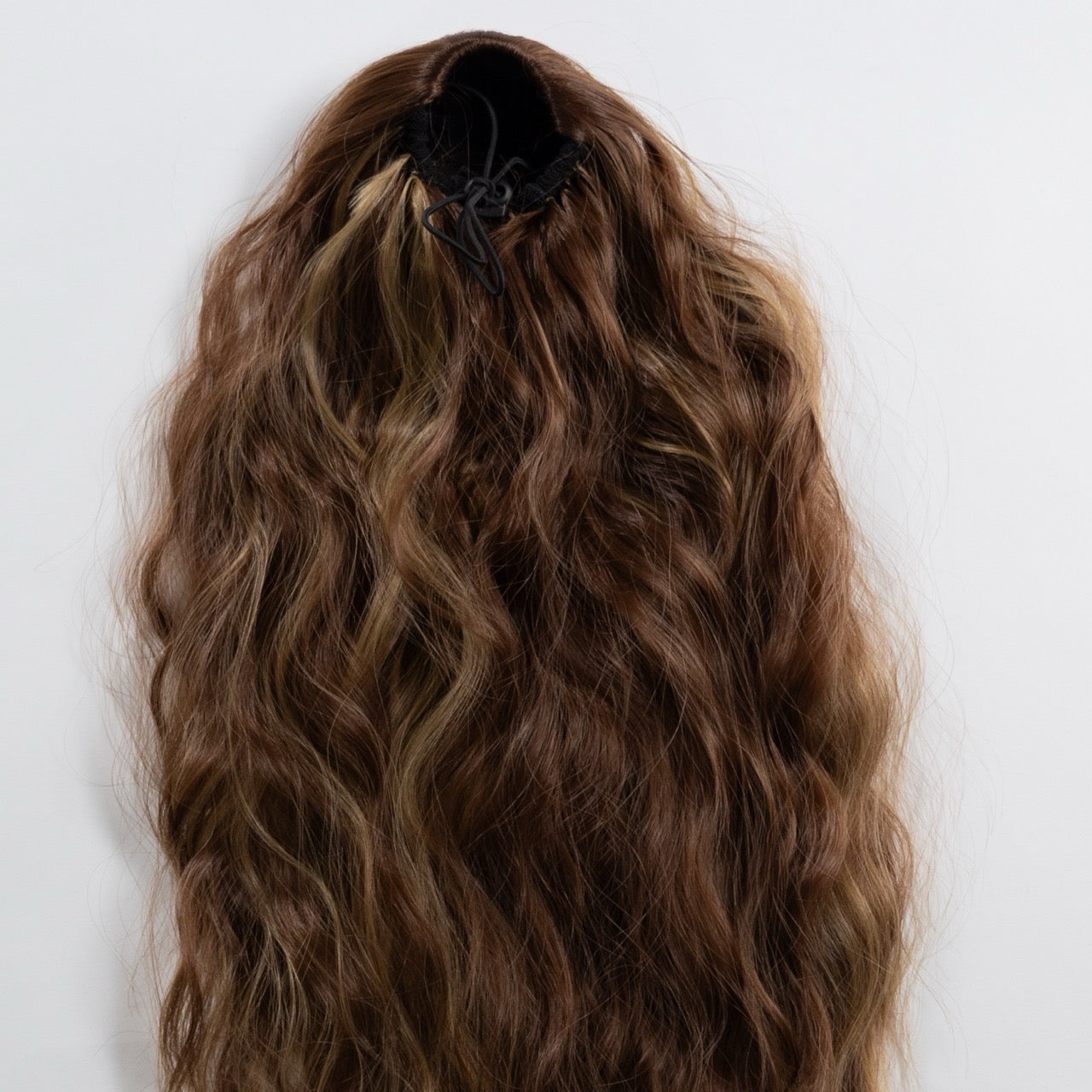 Ponytail Extension in Braun Asch blond gesträhnt, wellig, 70 cm - Rückansicht