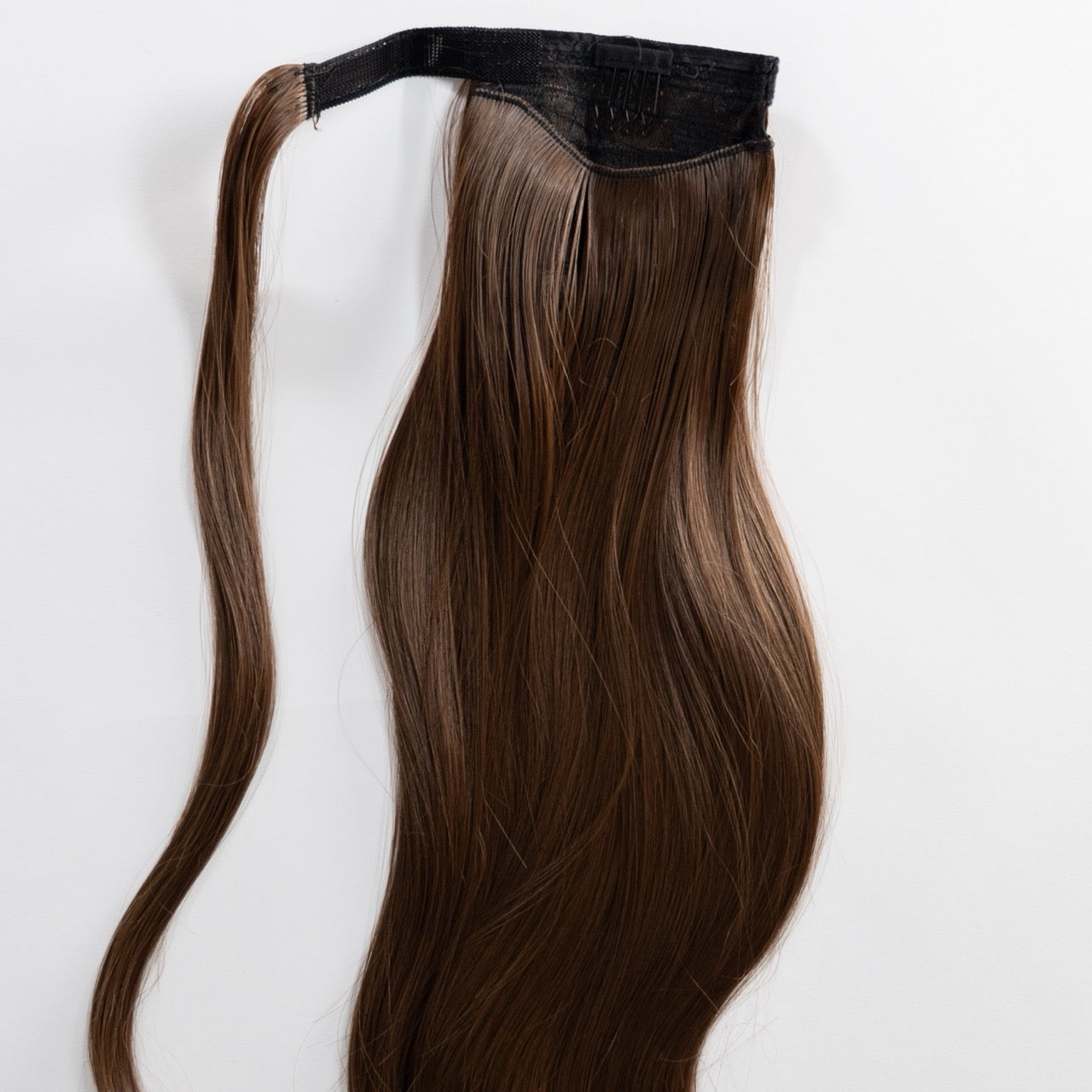 Ponytail Extension in Dunkelblond Asch, glatt, 60 cm - Rückansicht