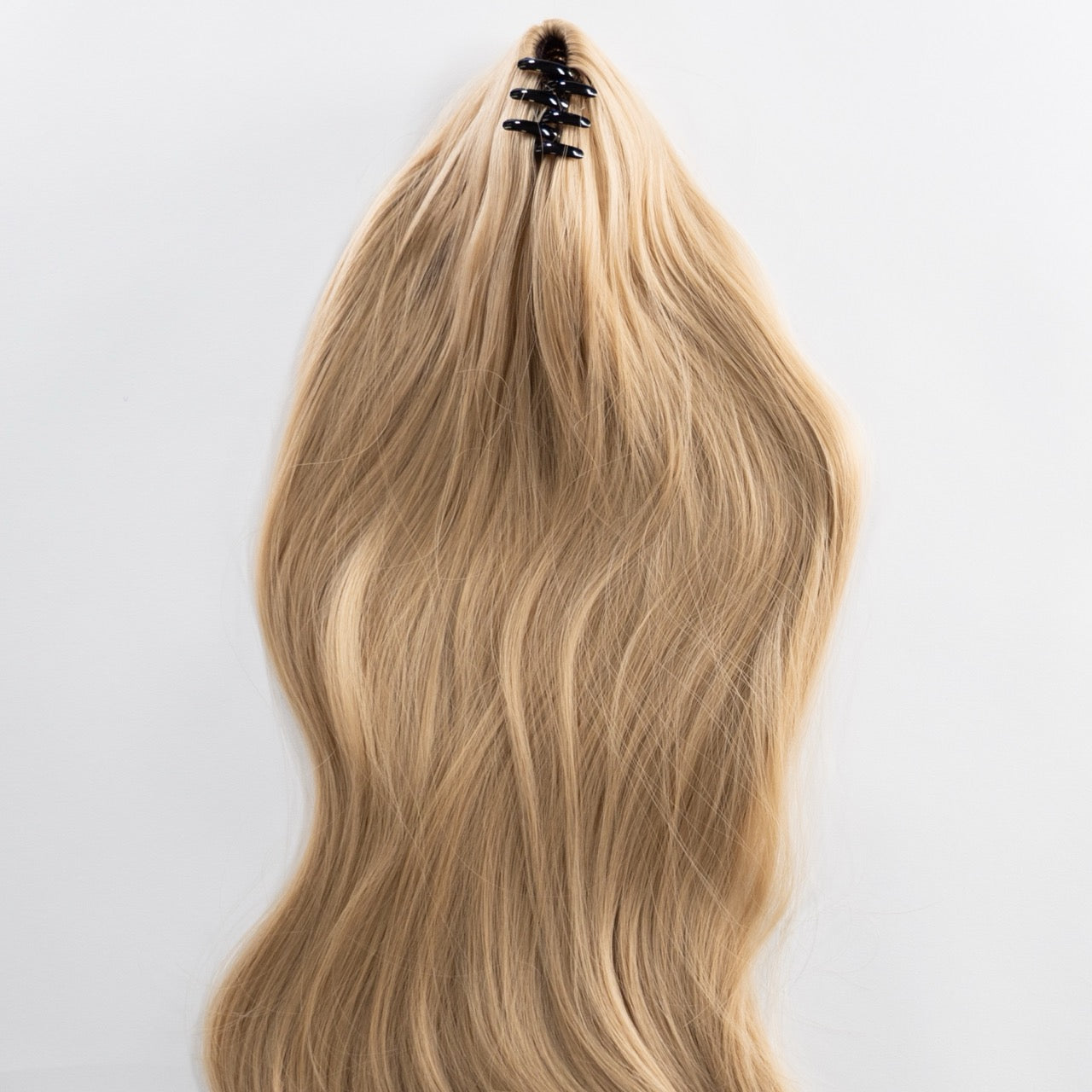 Ponytail Extension in Hellblond Asch, leicht wellig, 75 cm - Rückansicht