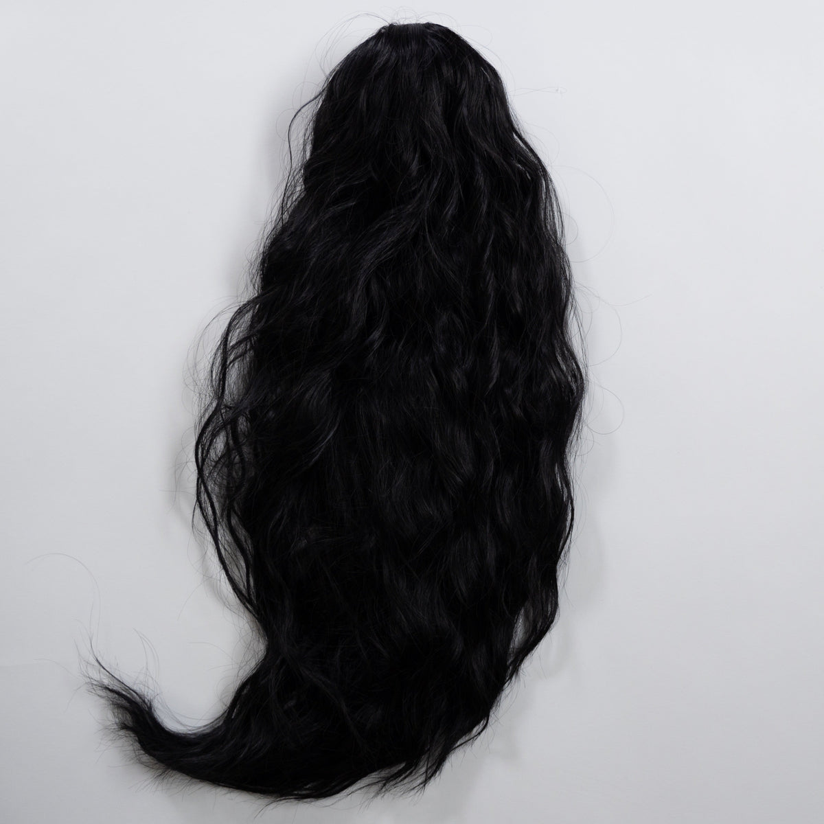 Ponytail Extension in Schwarz, gewellt, 70 cm - Frontansicht