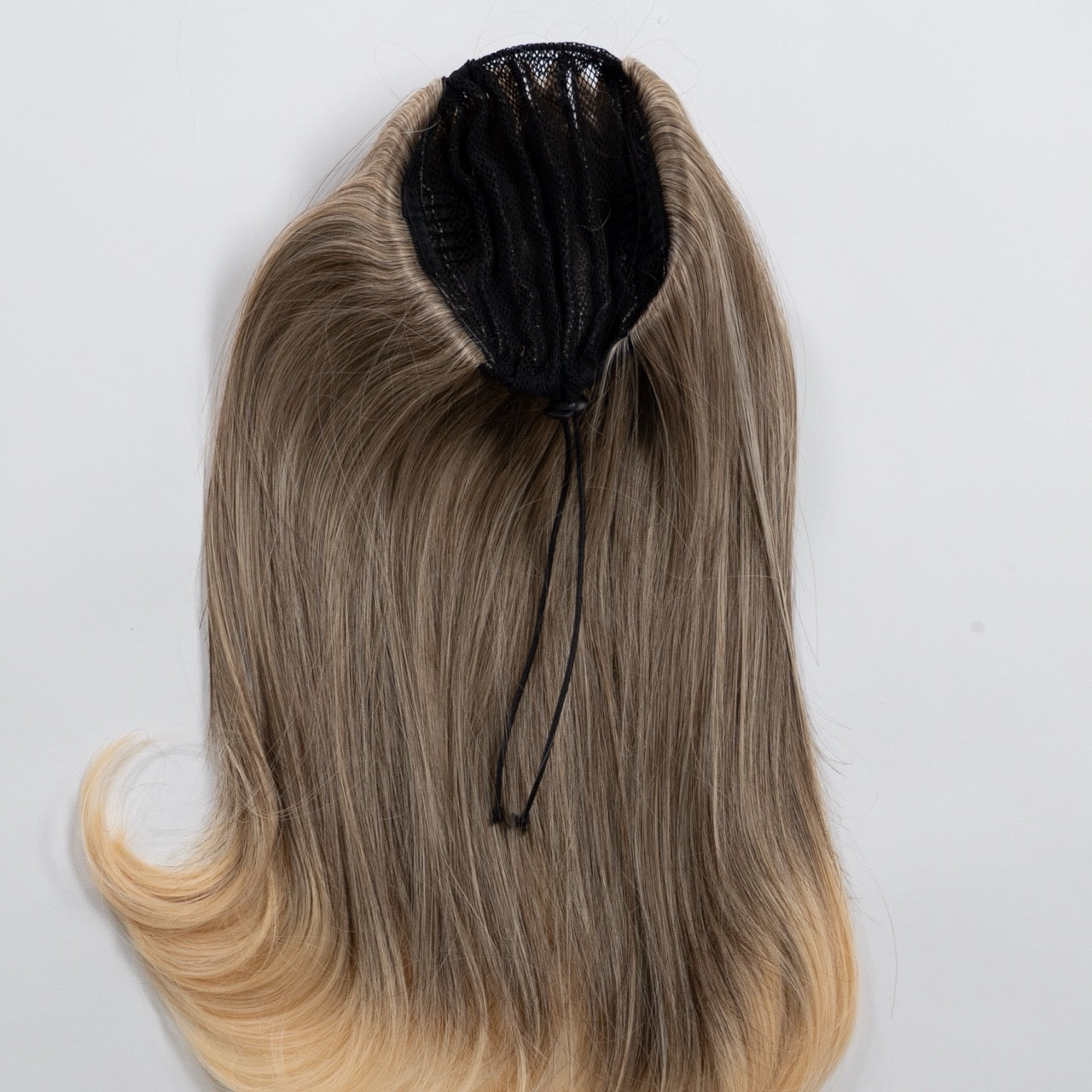 Ponytail Extension in Blond Asch, leicht wellig, 45 cm - Rückansicht