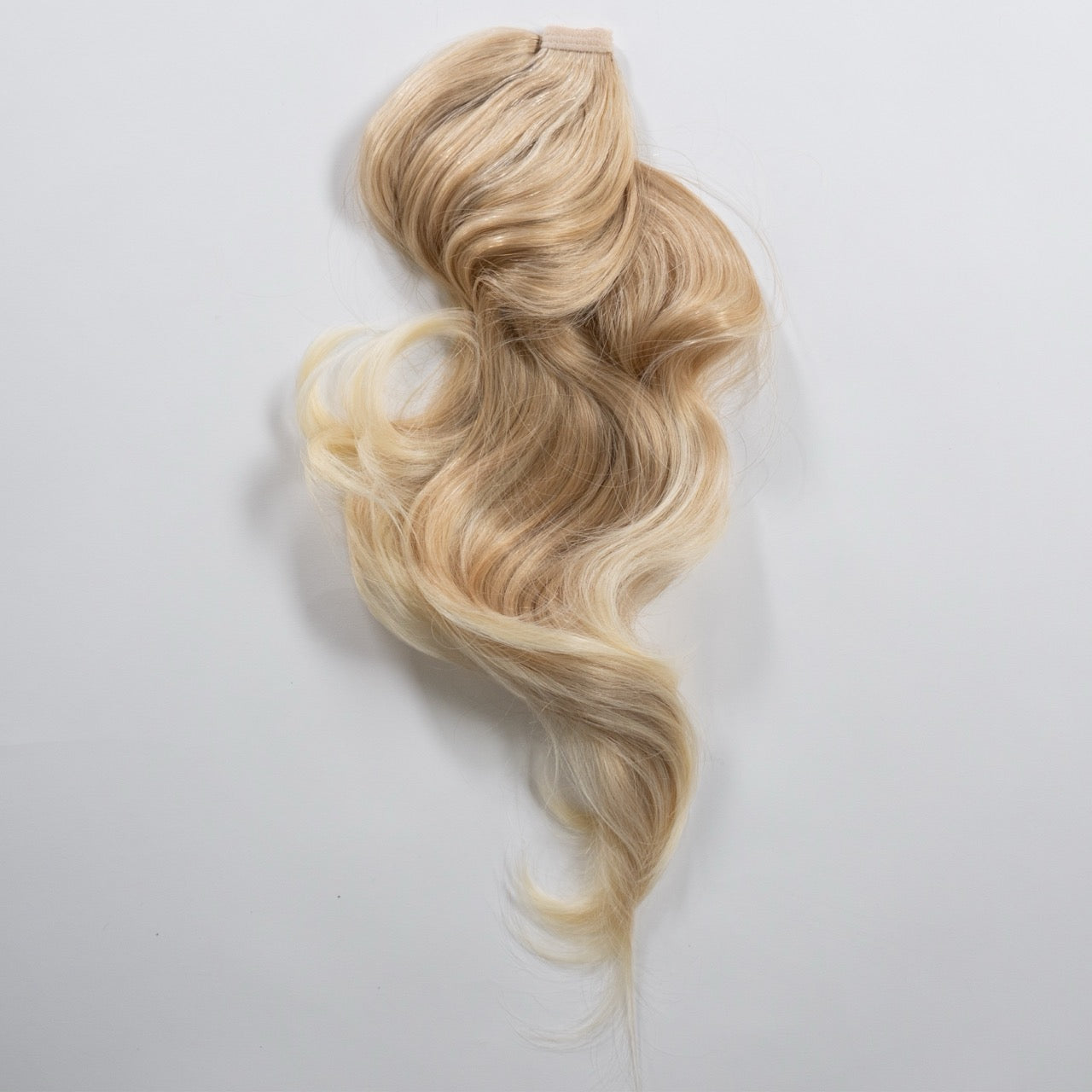 Ponytail Extension in Blond Balayage, gesträhnt, 55 cm - Frontansicht