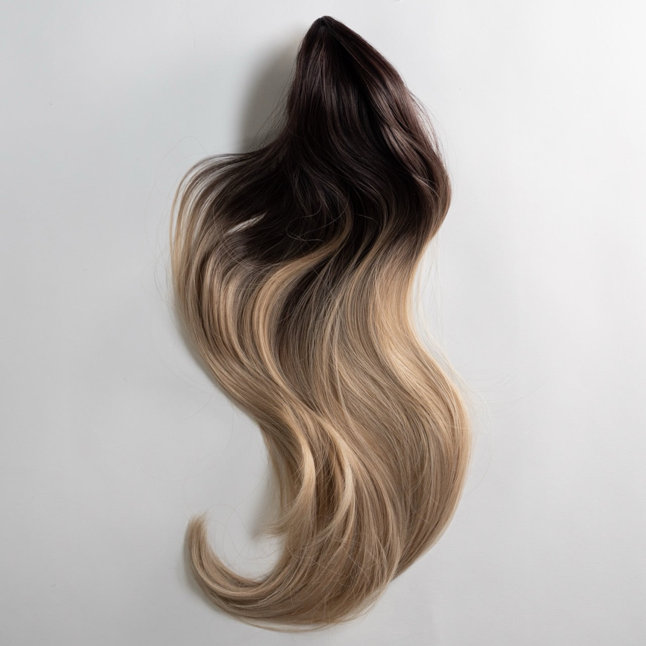 Ponytail Extension in Dunkelblond/Blond Balayage, glatt, 70 cm - Frontansicht
