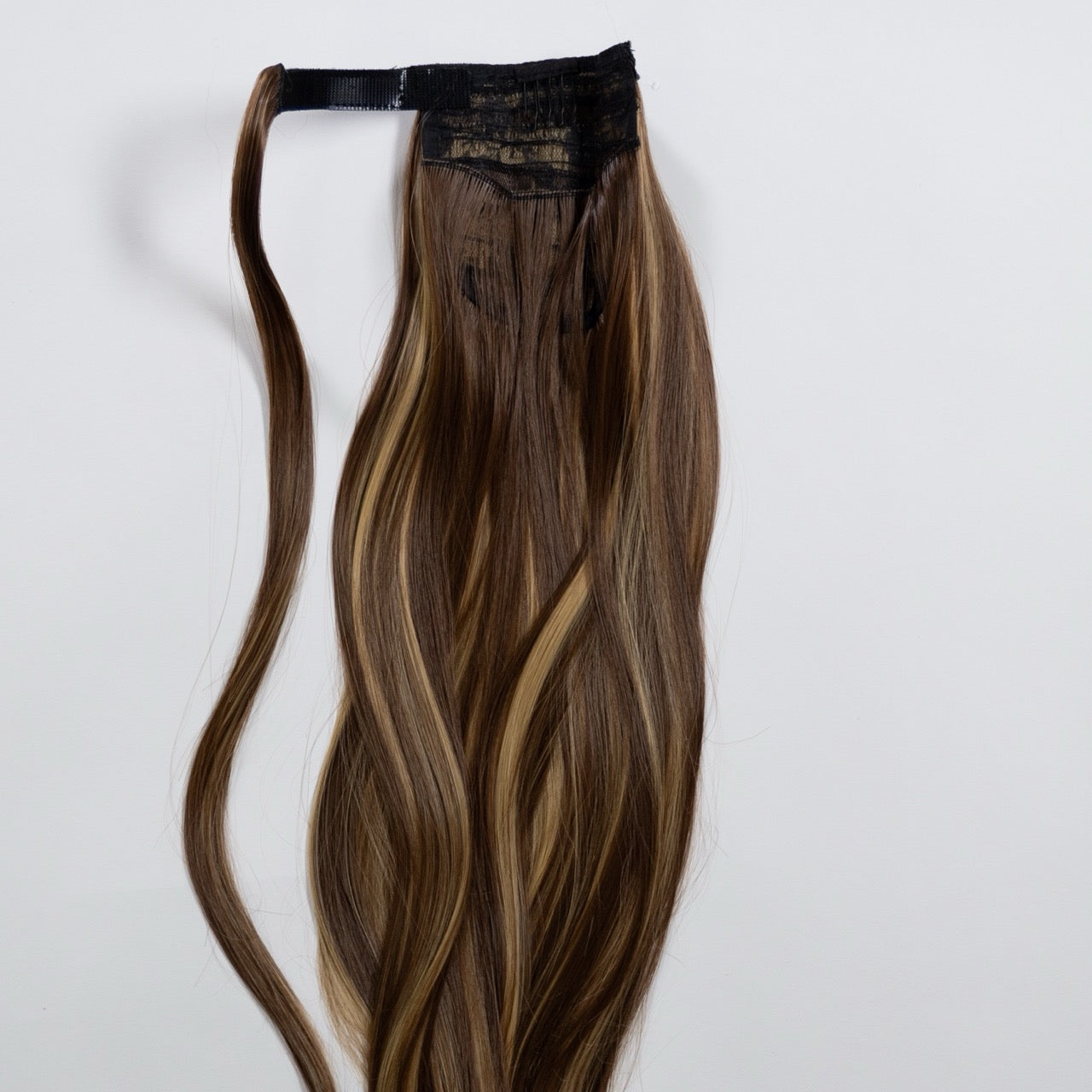 Ponytail Extension in Dunkelbraun Asch blond gesträhnt, glatt, 60 cm - Rückansicht