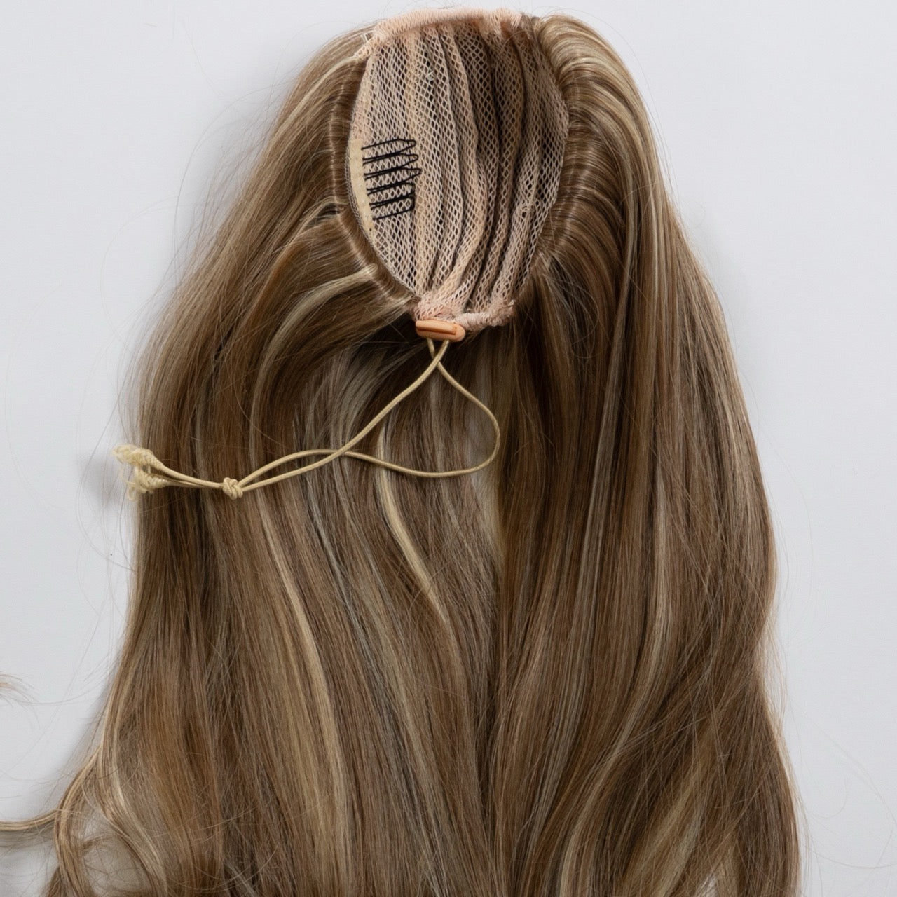 Ponytail Extension in Mittelblond, gesträhnt leicht wellig, 70 cm - Rückansicht