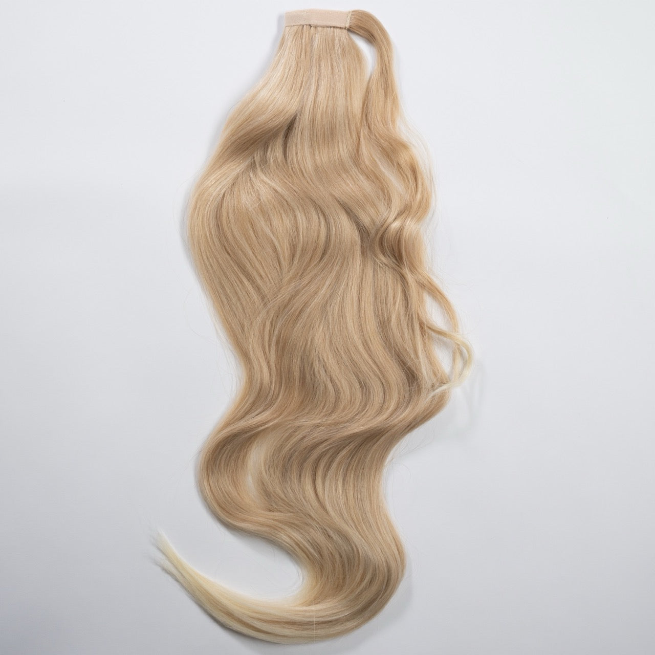 Ponytail Extension in Mittelblond, glatt, 105 cm - Frontansicht