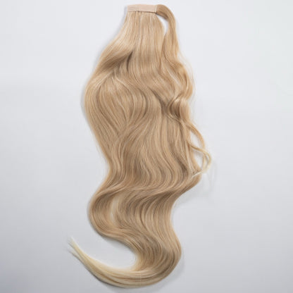 Ponytail Extension in Mittelblond, glatt, 105 cm - Frontansicht