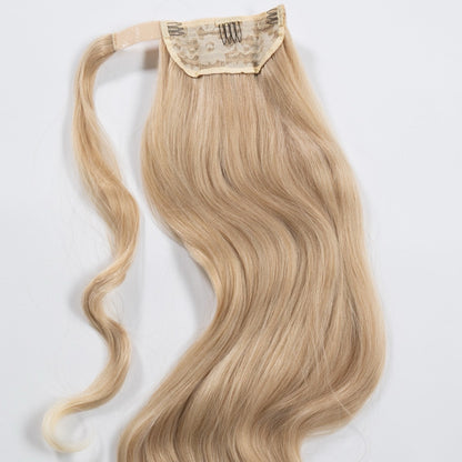 Ponytail Extension in Mittelblond, glatt, 105 cm - Rückansicht