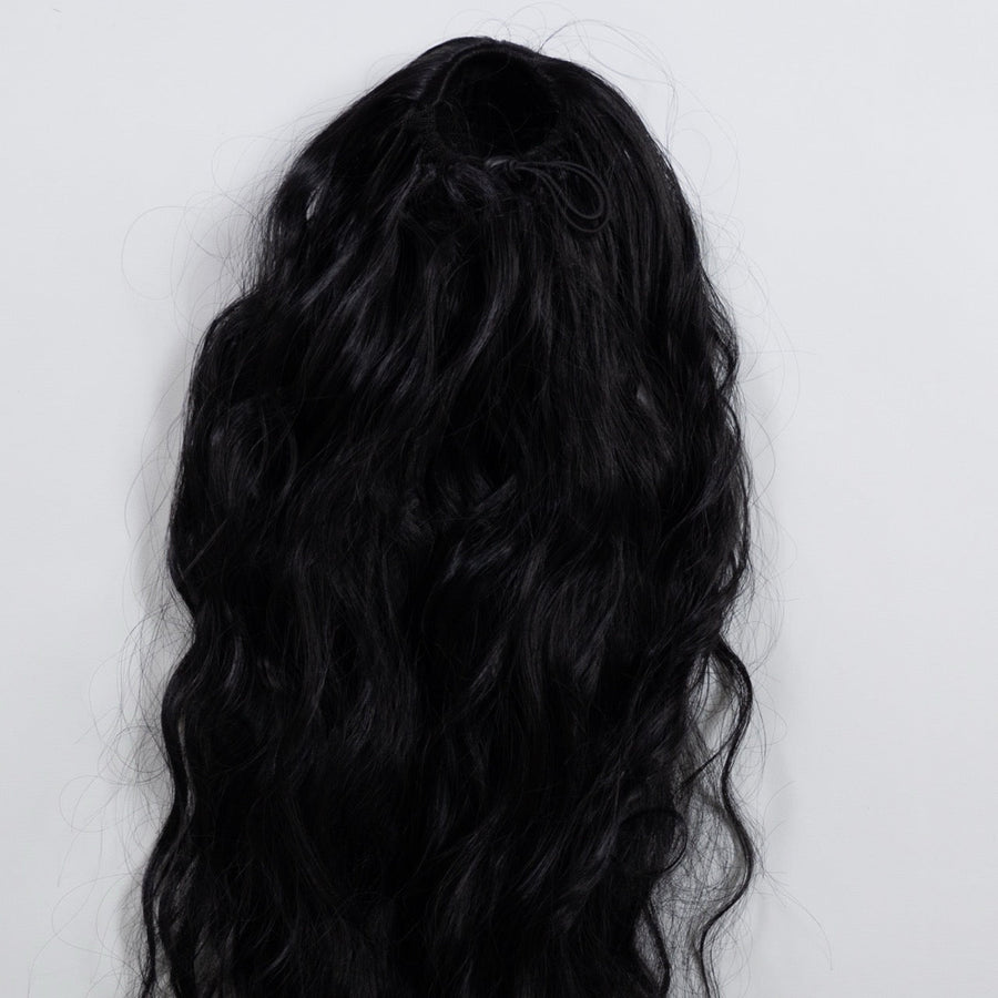 Ponytail Extension in Schwarz, gewellt, 70 cm - Rückansicht