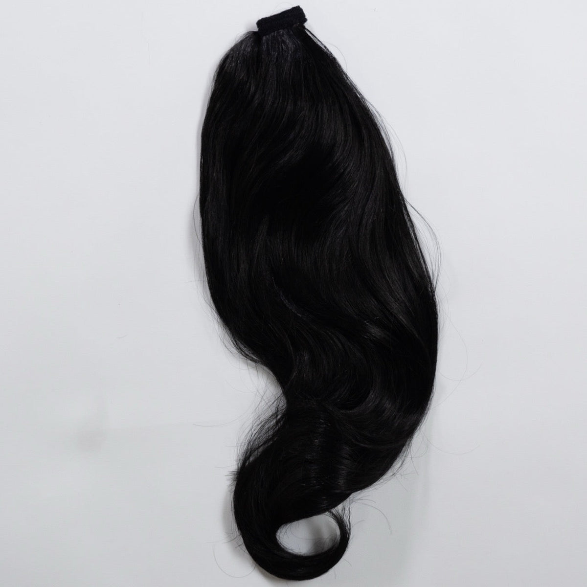 Ponytail Extension in Schwarz, leicht gewellt, 60 cm - Frontansicht