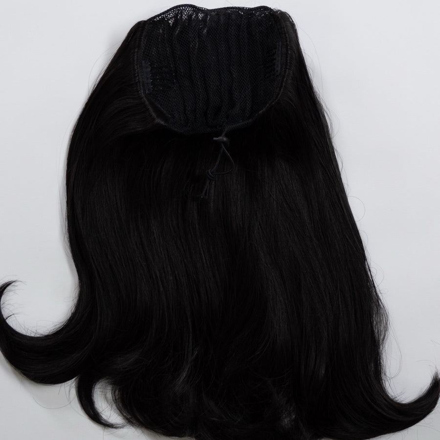 Ponytail Extension in Schwarz, leicht wellig, 55 cm - Rückansicht